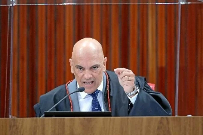 Quem atacar a democracia será combatido “com a força da Constituição”, diz Moraes