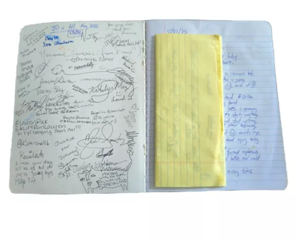 Caderno com detalhes sobre o julgamento de Johnny Depp e Amber Heard é leiloado por R$ 70 mil