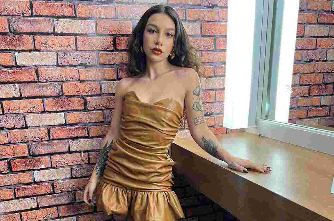 A cantora Priscilla Alcantara canta música erótica e é criticada na web