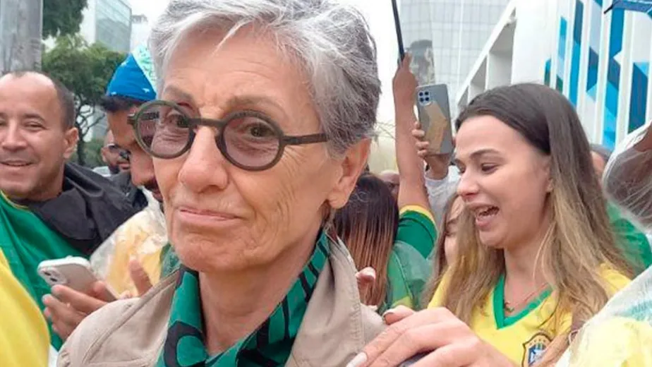 Após falas homofóbicas, Cássia Kis participa de manifestações